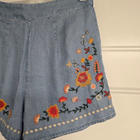 Women's Francesca's Lyocell Chambray Floral Embroidered Pull On Shorts | Size XS - Picture 4 of 8